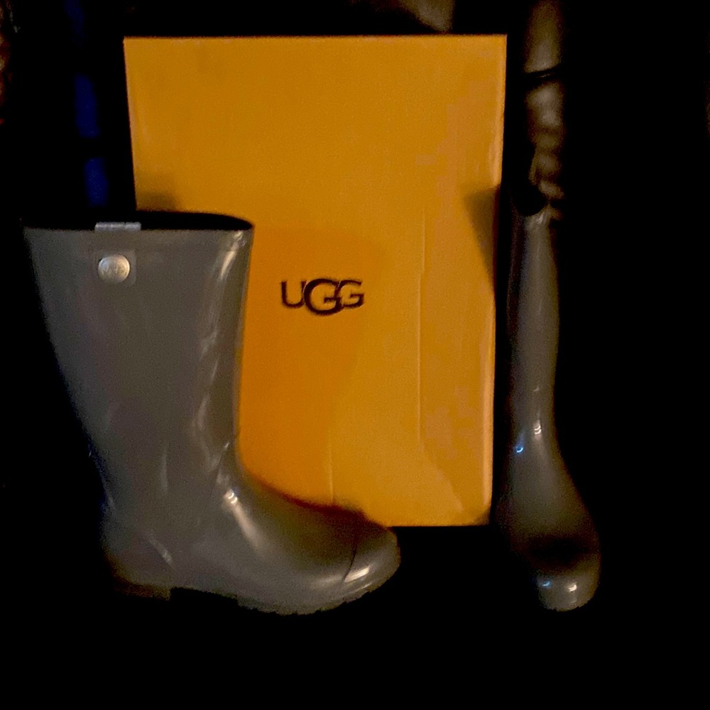 UGG Gray Leather Rain zBoots size 11 new .